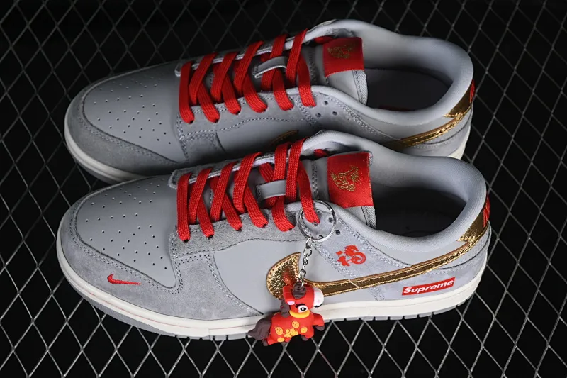 All categories Nk SB Dunk Series Nk SB Dunk Low High-end customized low-top sneakers Nike SB Dunk Low Year of the Horse limited edition Lucky gray gold High-end customized low-top casual sneakers NH0601-485